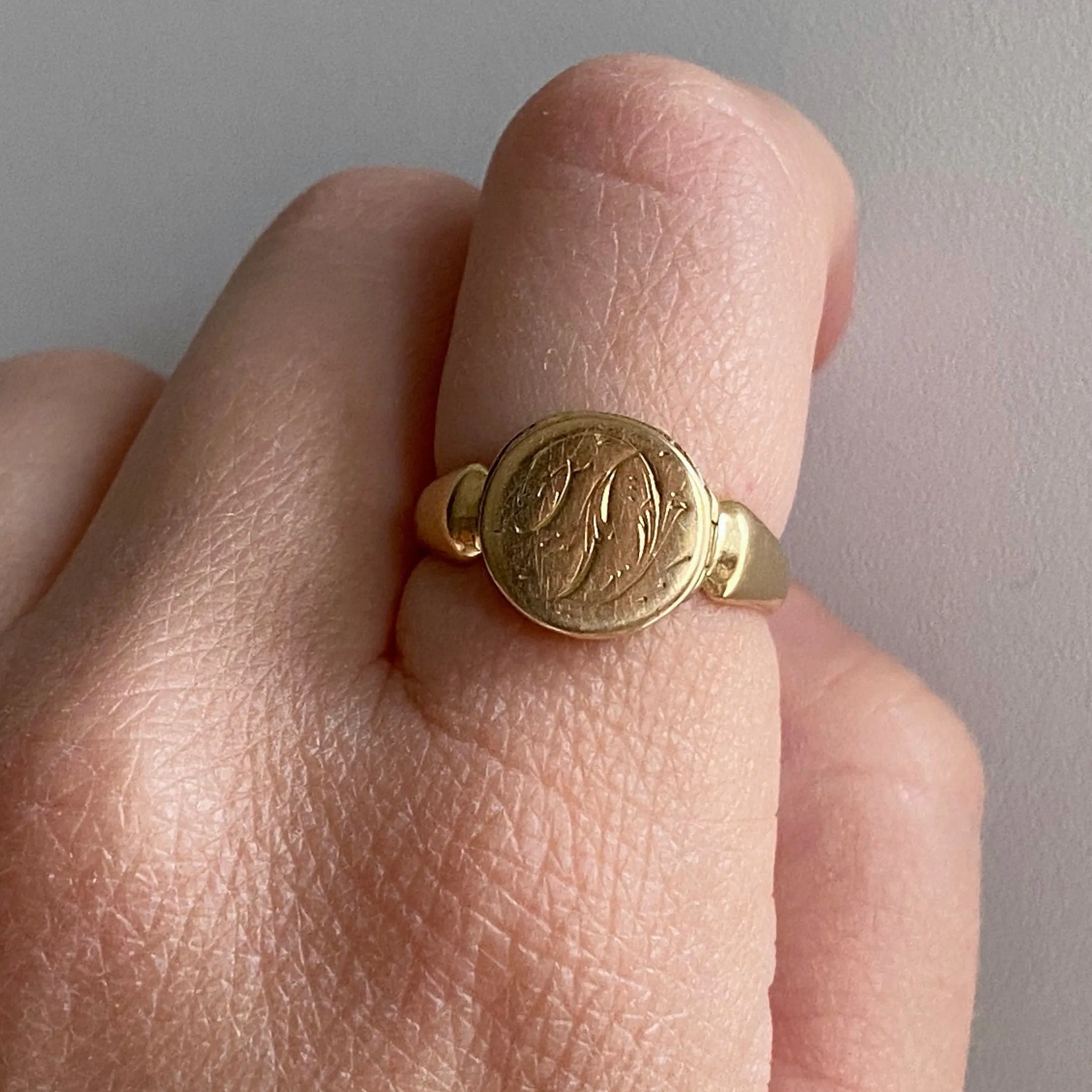 V I N T A G E / 1917 secrets / 18ct 18k yellow gold / locket poison letter D signet ring / size 6.25 to 6.5